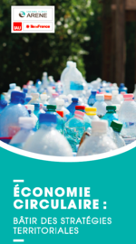 Couverture dépliant - Titre sur fond bouteilles en plastique