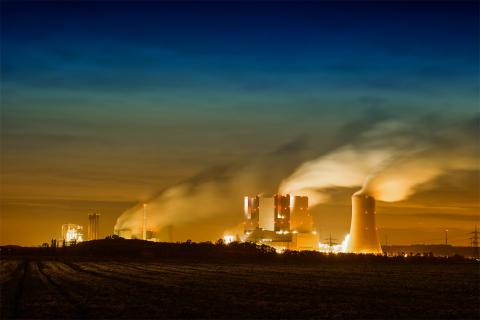 usines avec des grosses cheminées d'évacuation de fumée