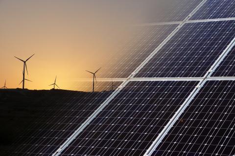photo divisée en 2 parties : éoliennes et plaques photovolcaïques