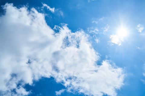 ciel nuageux avec des éclaircies de soleil